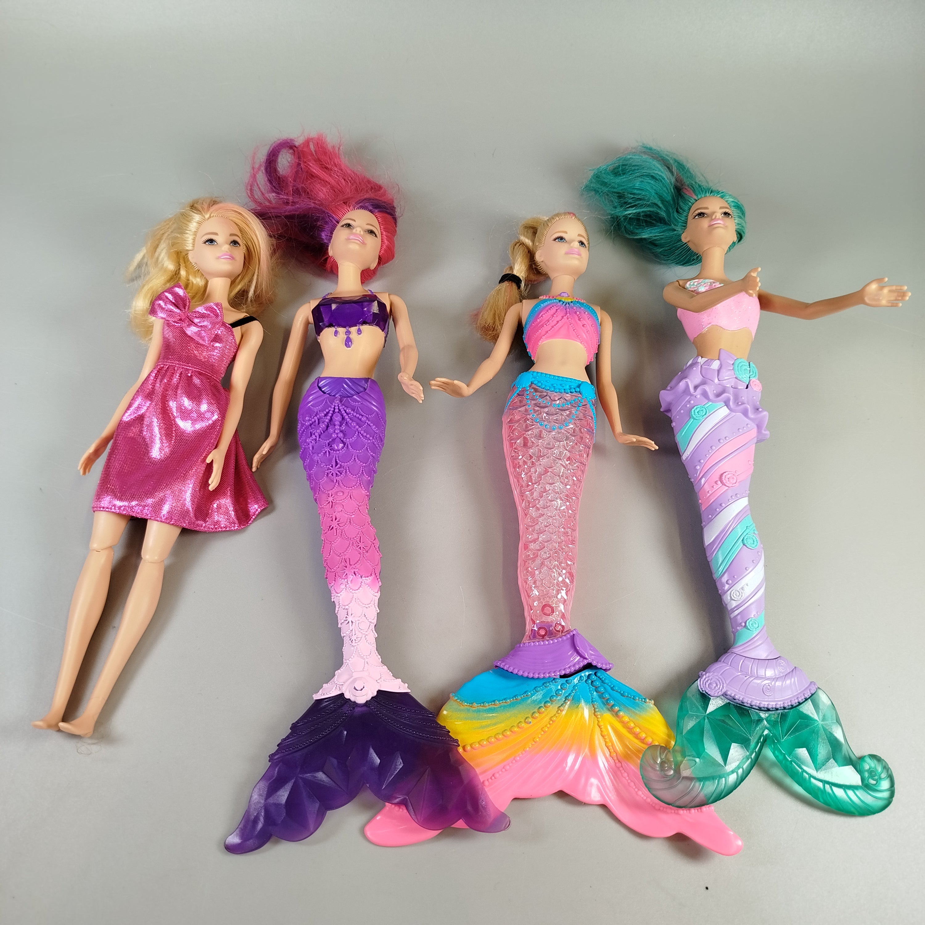 Mattel Barbie Modepuppen Set – 4 Puppen mit Meerjungfrauen-Themen